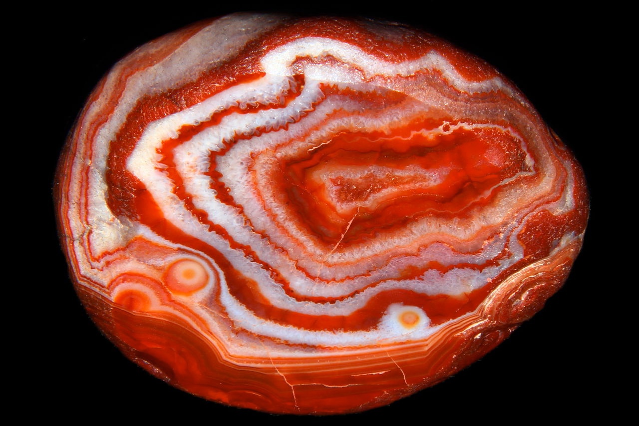 Агатовые глаза на кубках.